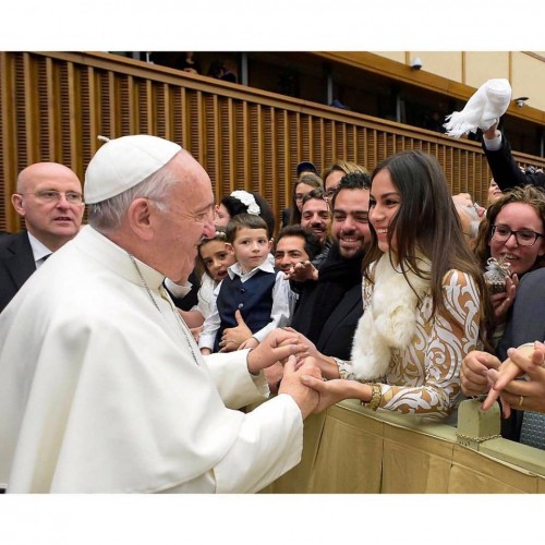 Ex reina de belleza yucateca saluda al papa Francisco