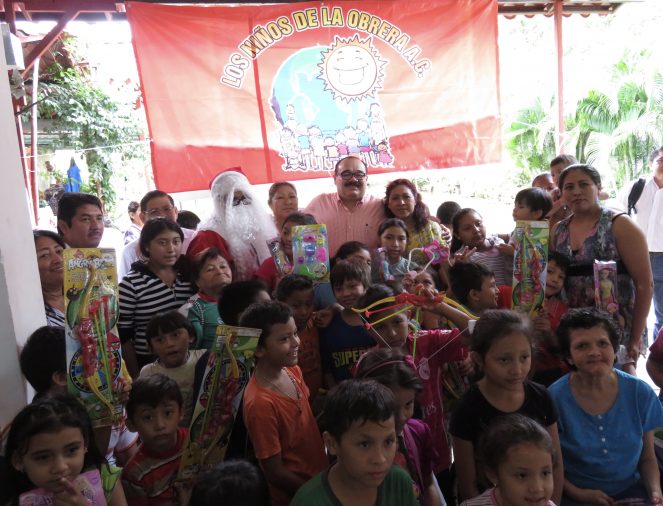 Jorge Carlos Ramírez Marín convive con pequeños del sur de Mérida