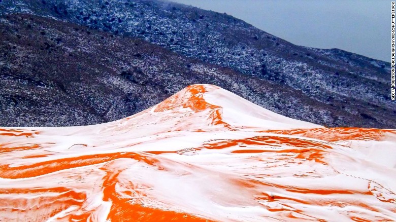 Insólita caída de nieve en el desierto del Sahara