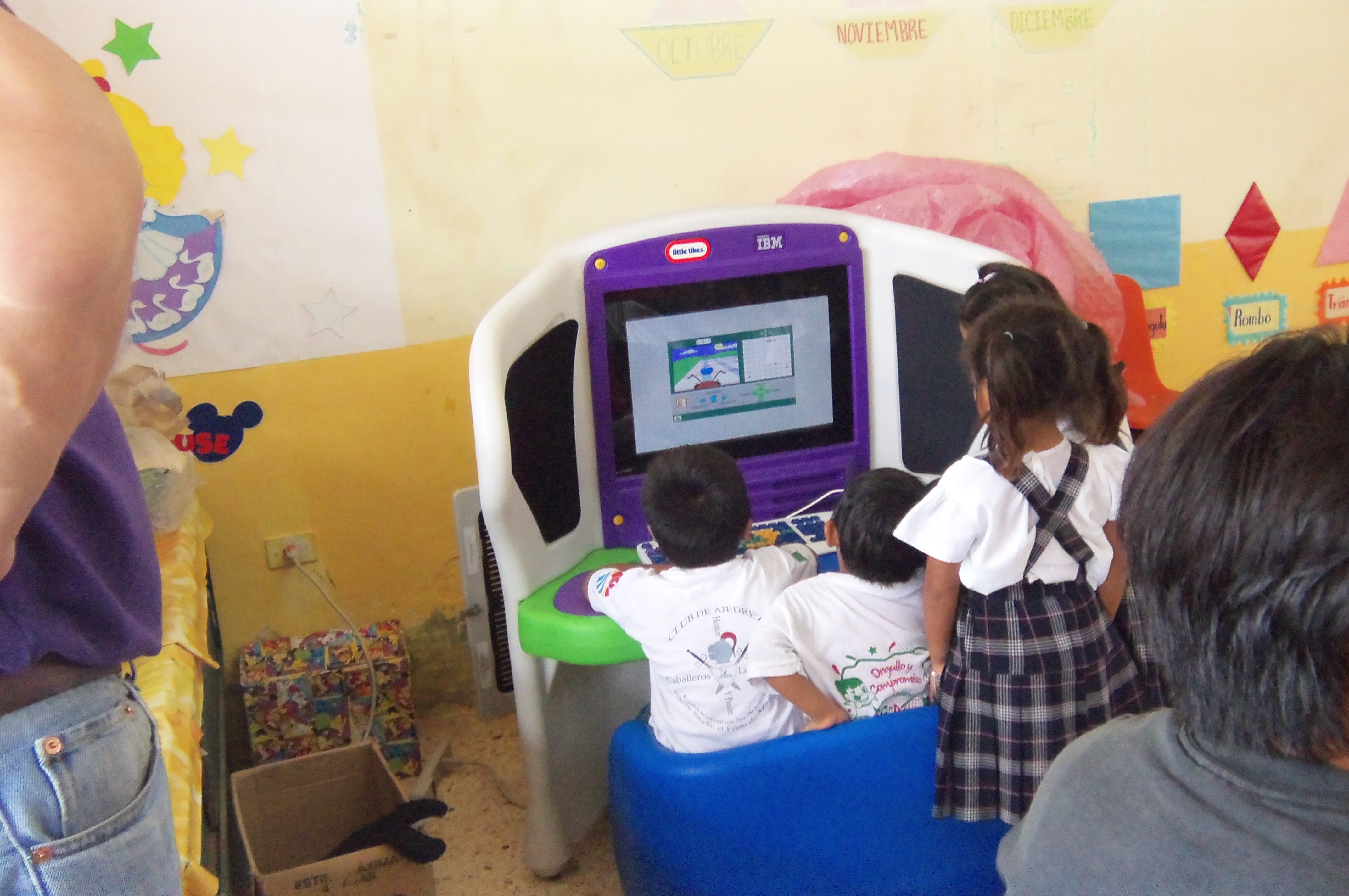 Amplían equipos tecnológicos en escuelas comunitarias