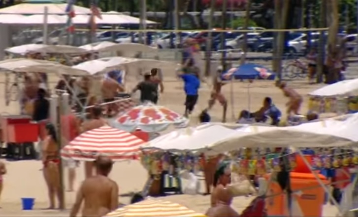 Video: Ladrón recibe su merecido en una playa de Brasil