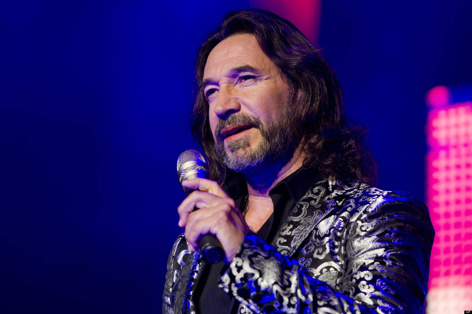 Ya no viene ‘El Buki’ en febrero, ahora en mayo