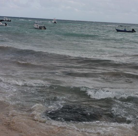 Aparece hoyo de aguas negras en la playa de la Riviera Maya