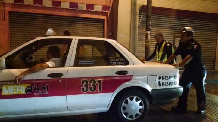 Taxistas bloquean unidades de Uber en Mérida