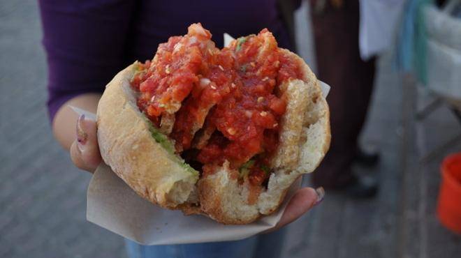 Además de guajolota, llega la tecolota: torta de chilaquiles