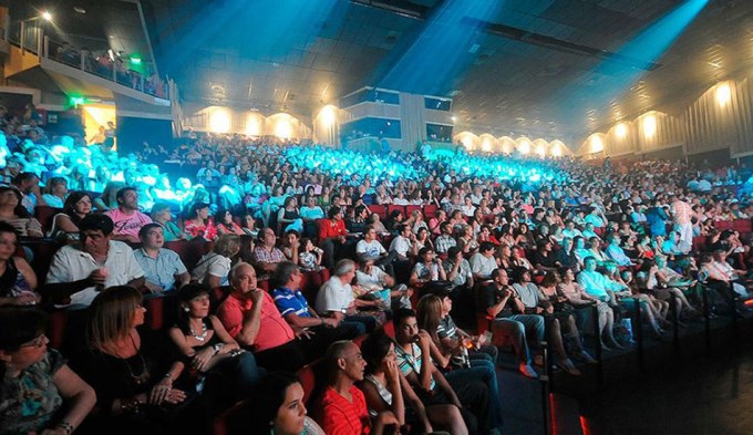 Corren a pareja de un teatro por exceso de flatulencias