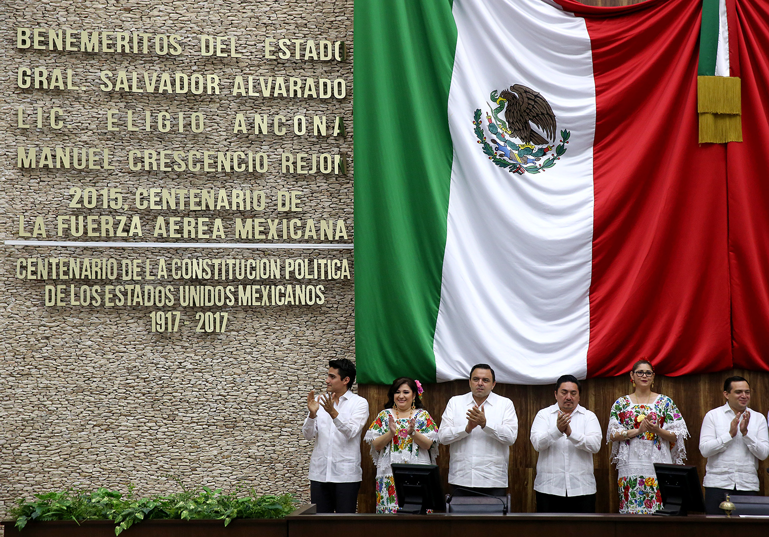 Con letras doradas, conmemoran 100 años de Constitución