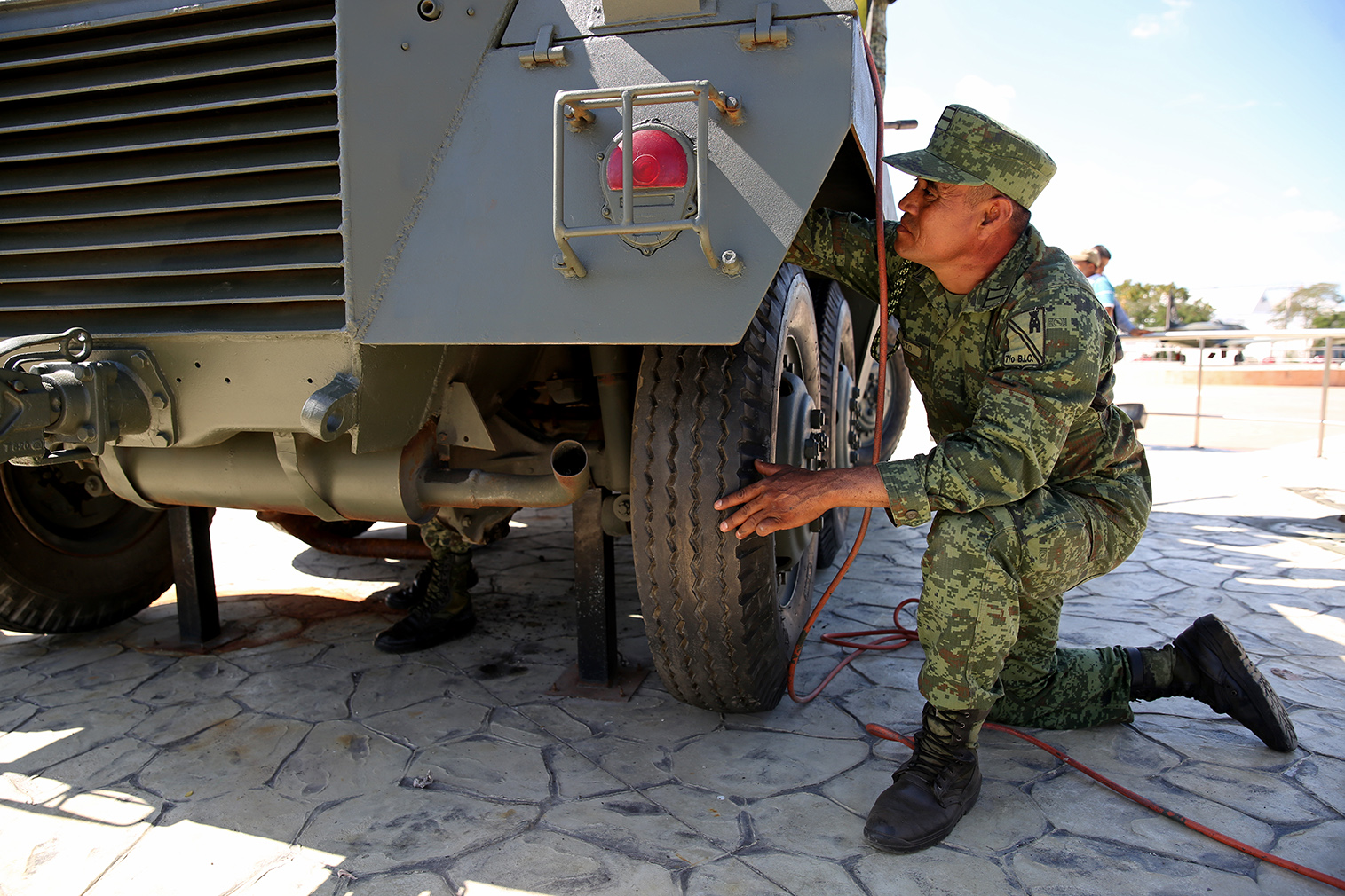 Dan mantenimiento al parque “Centenario del Ejército Mexicano”