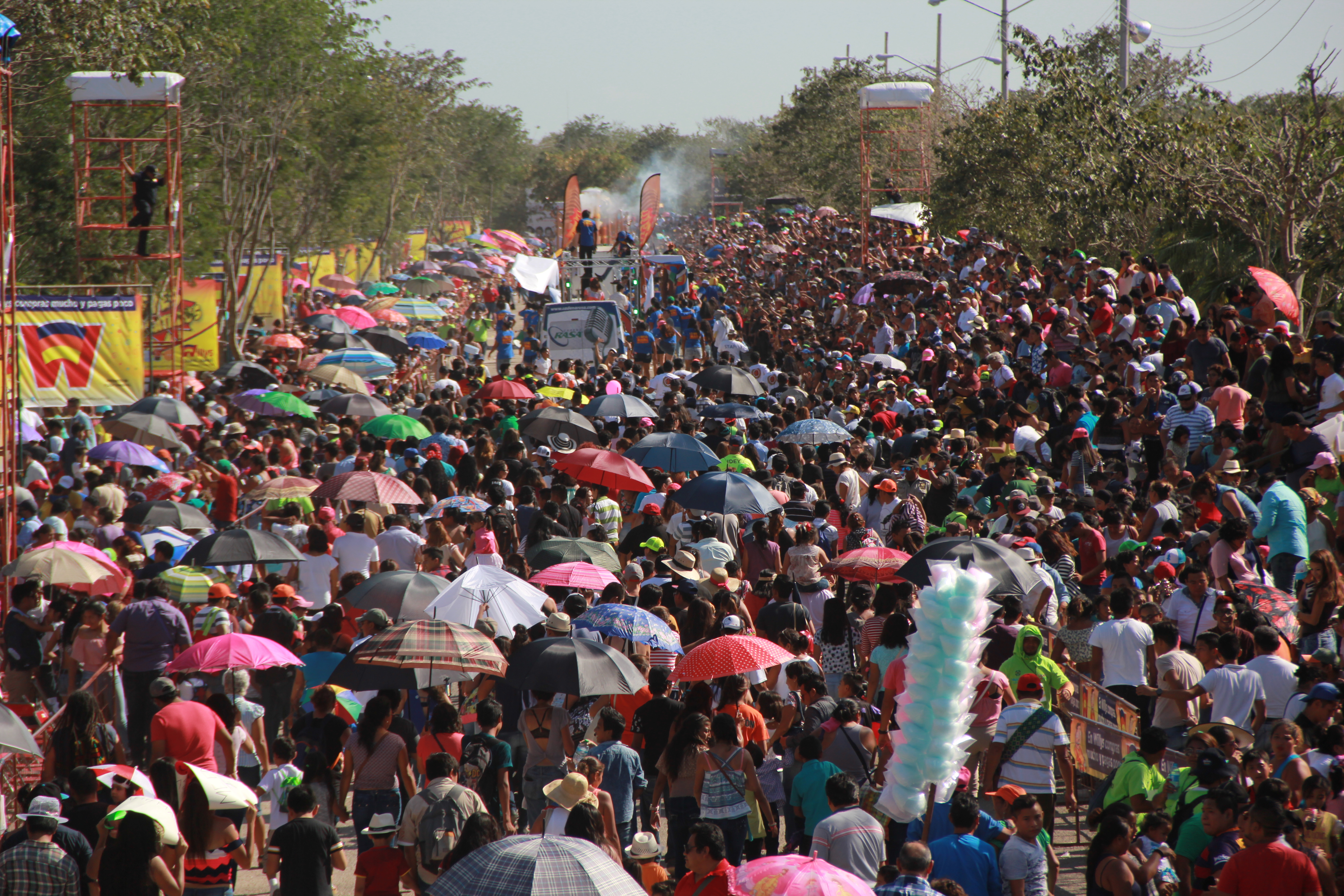 Caluroso y multitudinario adiós al Carnaval de Mérida