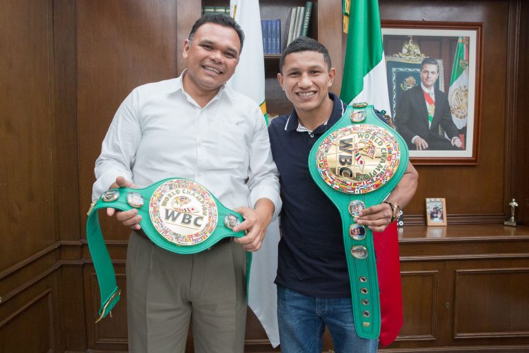 Rolando Zapata Bello recibe a Miguel Berchelt