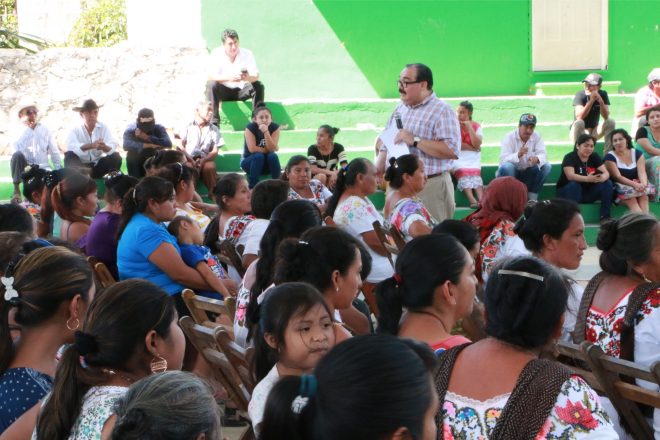 Ramírez Marín entrega apoyos a artesanas y las convoca a superarse