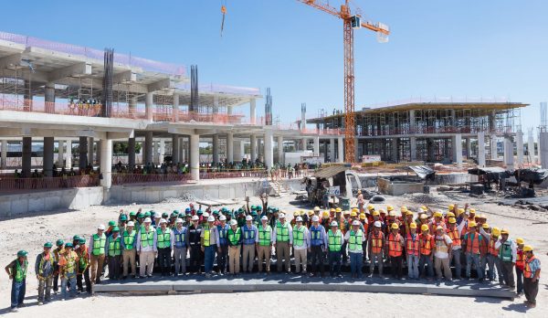 Rolando Zapata visita construccion de Vía Montejo.