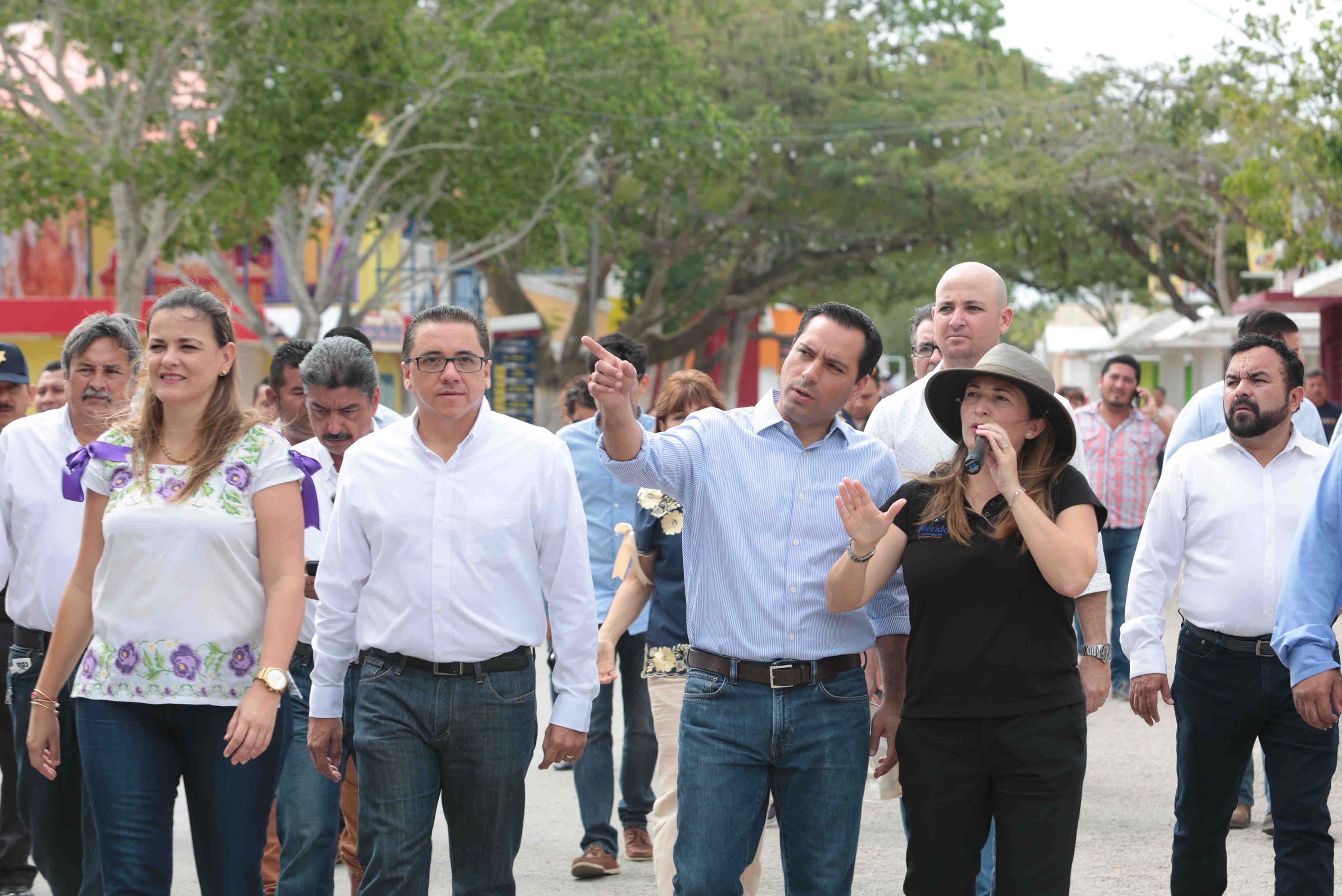 Vila supervisa las instalaciones de Plaza Carnaval Mérida