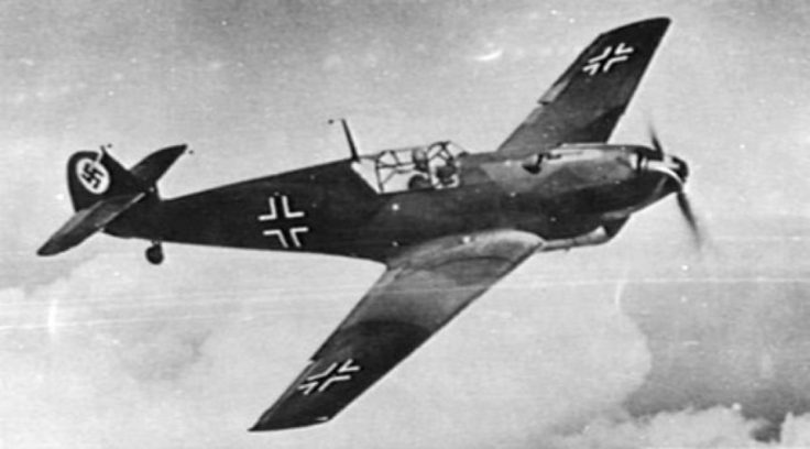 Halla avión de la II Guerra Mundial con el piloto en la cabina