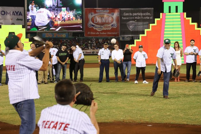 Porras, música y luces, en la inauguración del béisbol