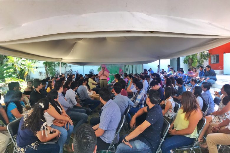 Encuentro de Jorge Carlos Ramírez Marín con estudiantes universitarios.