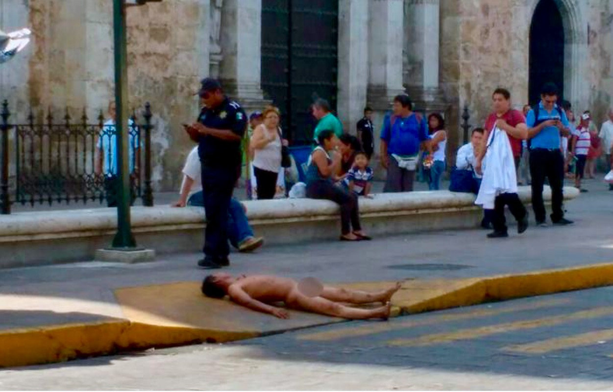 Protesta desnudo frente a Catedral