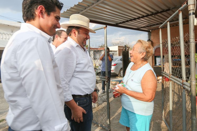 Panchito Torres escucha inquietudes de vecinos del oriente de la ciudad.