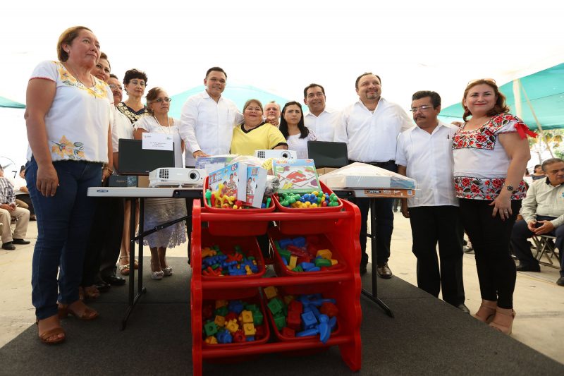 Alumnos de 700 escuelas reciben material didáctico y equipo.