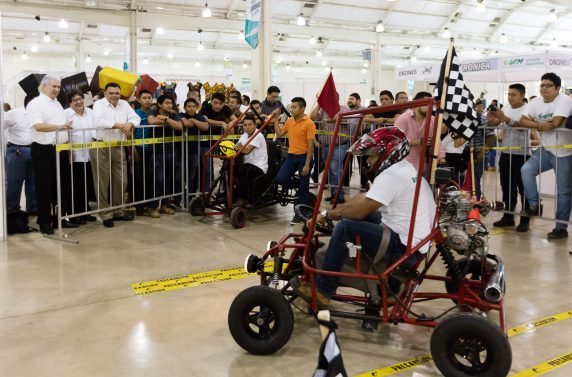 Rolando Zapata recorre módulos de la Expo Talento UTM.