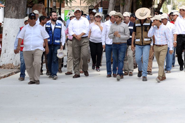 Rolando Zapata constata avances de la avenida Colón.