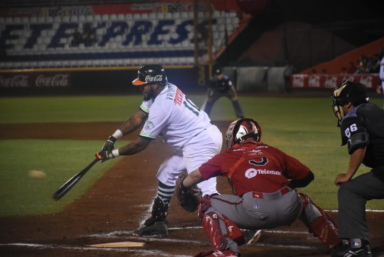 Leones barre a Piratas y se afianza en la cima