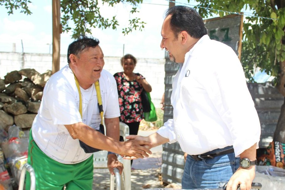 «Panchito» Torres visita a vecinos del Oriente y del Sur de Mérida