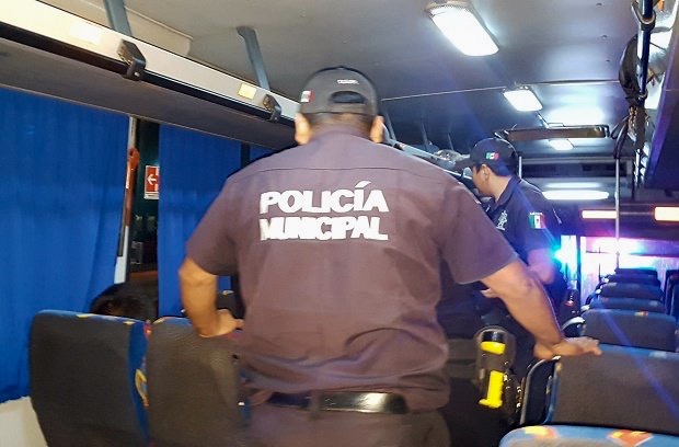 Susto en carretera por extranjero armado…con pistola de juguete