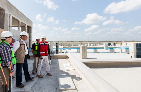 Rolando Zapata supervisa avances en obra del Materno Infantil.