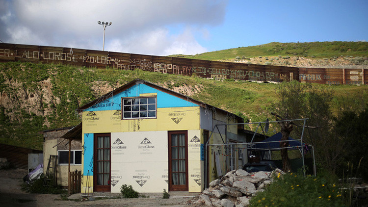 El muro de Trump dejaría estadounidenses en el lado mexicano