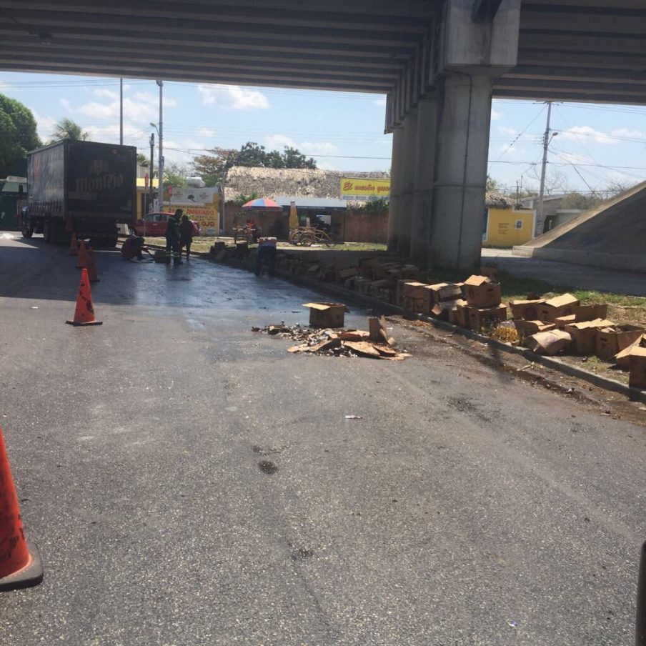 Inesperado «Festival de la Cerveza» en un puente del Periférico