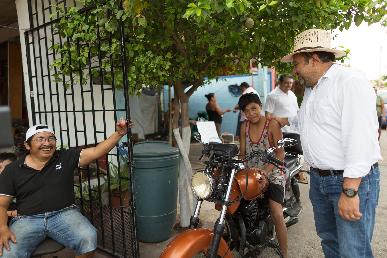 Escuchan necesidades de vecinos en la colonia María Luisa