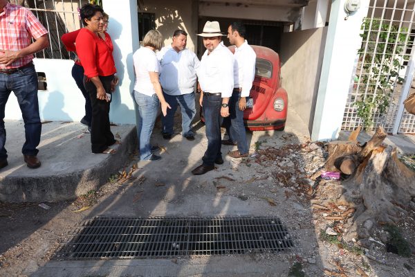 “Panchito” Torres visita a vecinos de la colonia Lázaro Cárdenas .