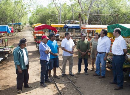 Carlos Sobrino escucha a operadores de trucks de Cuzamá