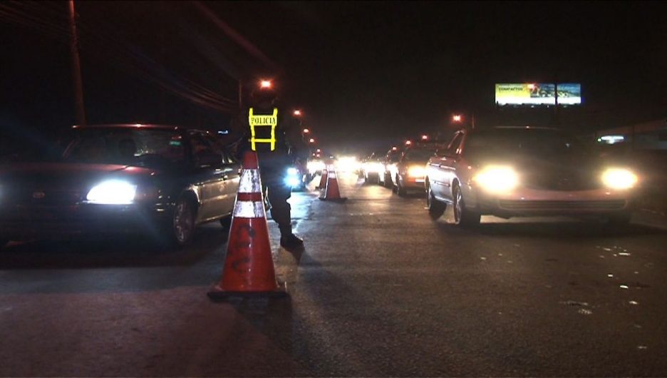 Casi mata a una policía por evadir el alcoholímetro