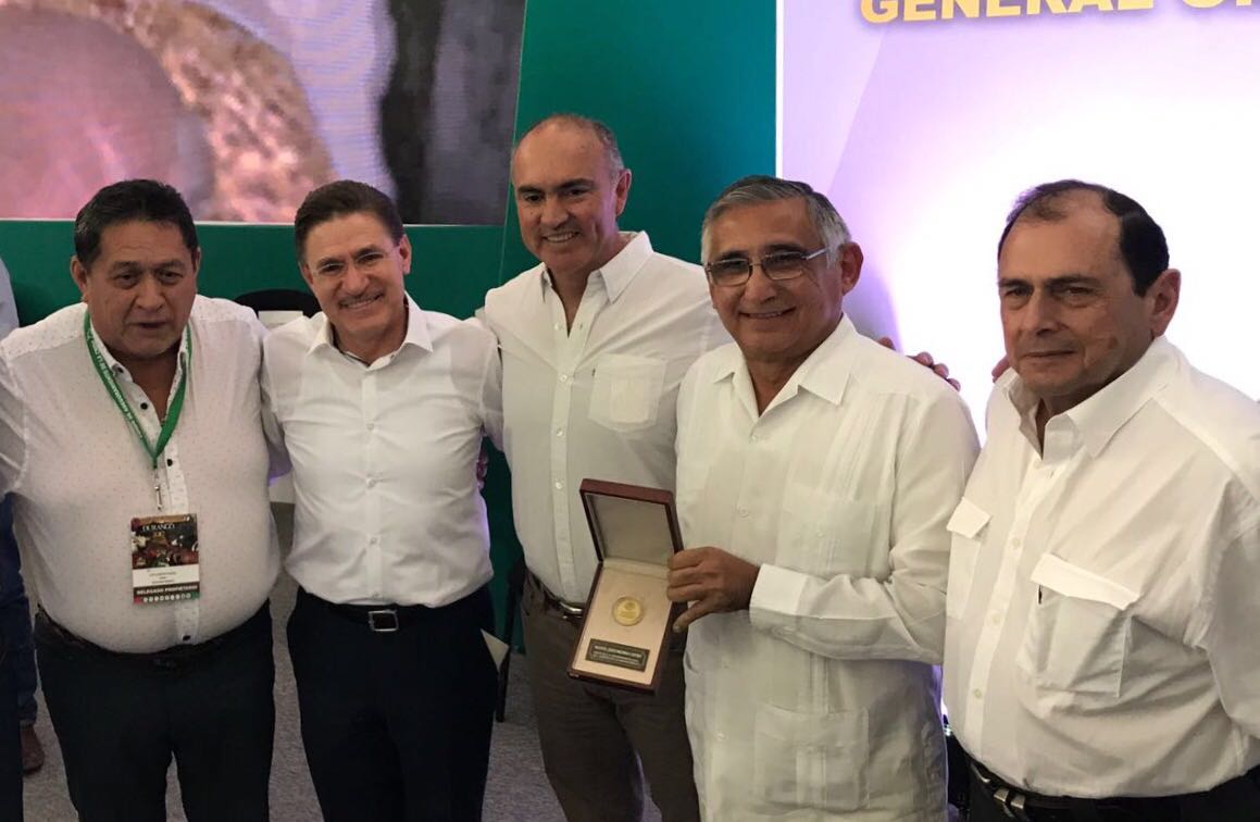 Yucateco recibe Medalla Presidencial al Mérito Ganadero