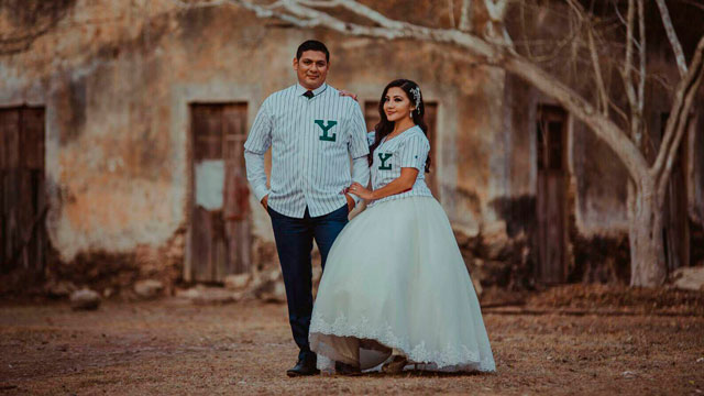 Llegan al altar portando el uniforme de los Leones de Yucatán