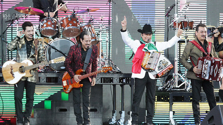 Multan a Los Tigres del Norte por cantar ‘narcocorridos’