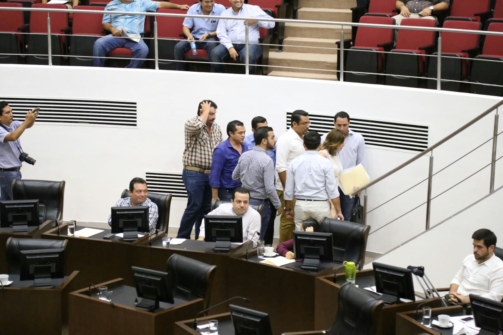 Diputados panistas hacen «berrinche» y abandonan la sesión