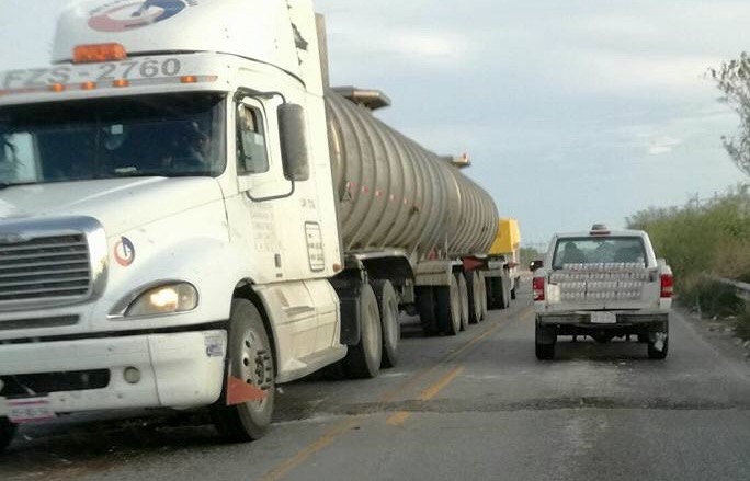 Usan camioneta de Protección Civil para transportar cerveza