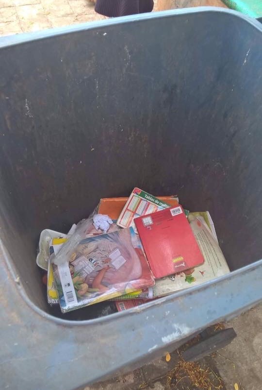 Teporochos tiran en la basura los libros de una estudiante