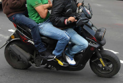 Hermanos ‘ratas’ le roban su moto a un plomero