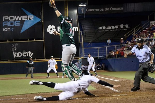 Leones remonta desventaja de siete carreras y gana