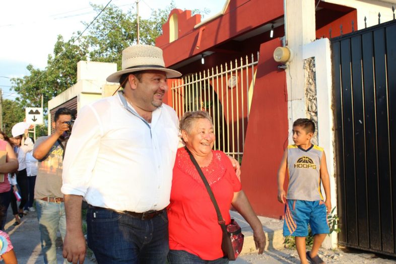 Vecinos piden banquetas dignas en colonias del sur de Mérida.