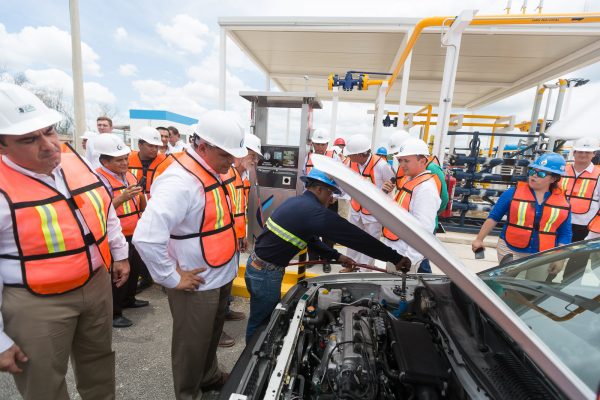 Inaugura el Gobernador la planta de Energía Natural Peninsular.