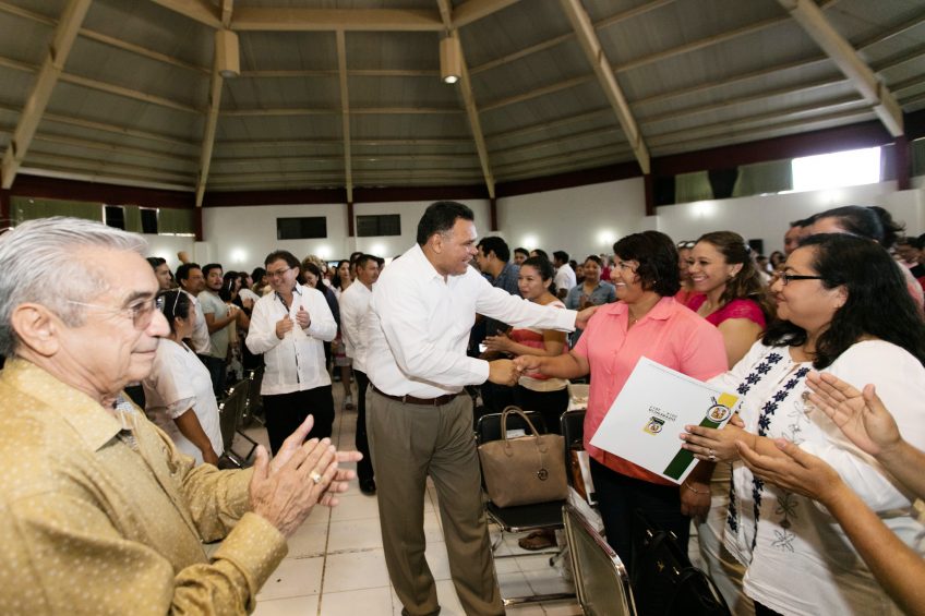 Entrega el Gobernador certificados a trabajadores de la secretaría de Salud