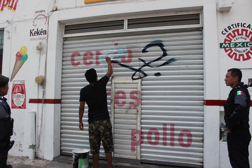 Pintaban graffitis y la Policía los obligó a ‘borrarlos’