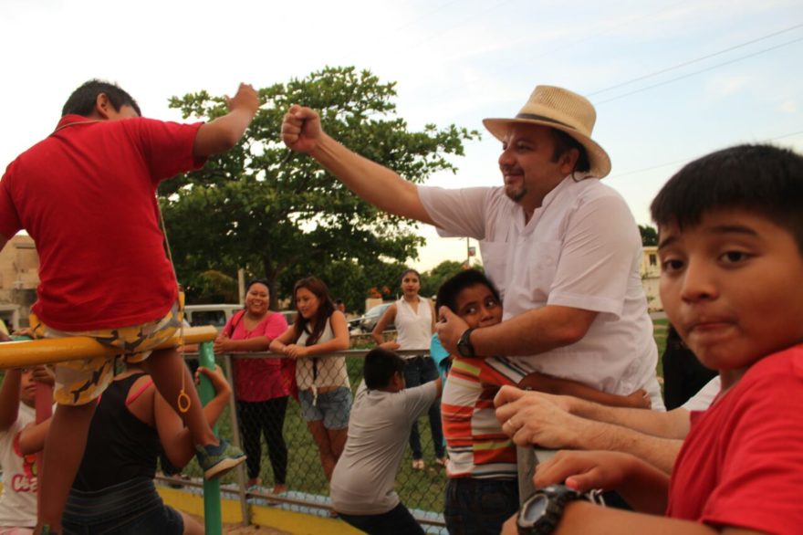 “Panchito” mantiene el contacto con vecinos de la Emiliano Zapata Oriente.