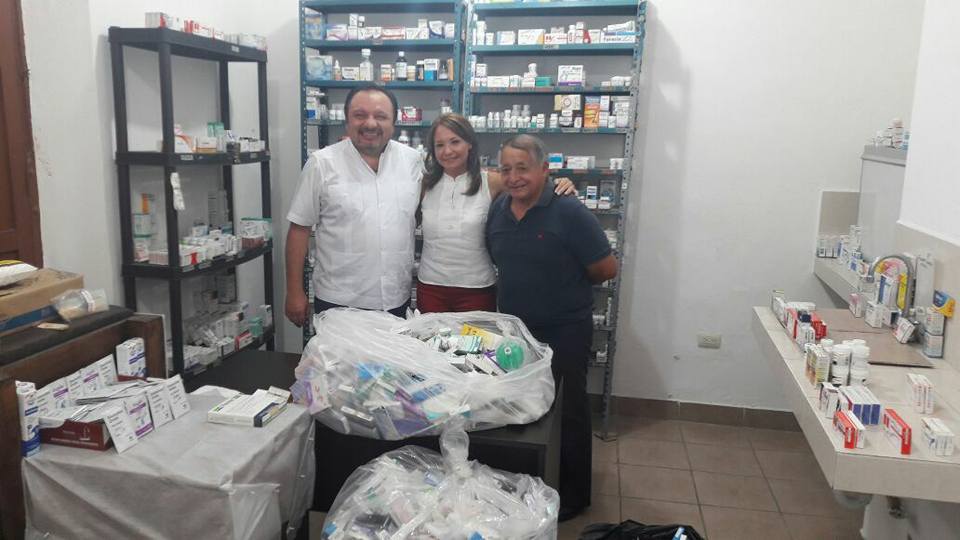 “Panchito” Torres dona medicamentos a la CNOP Yucatán.