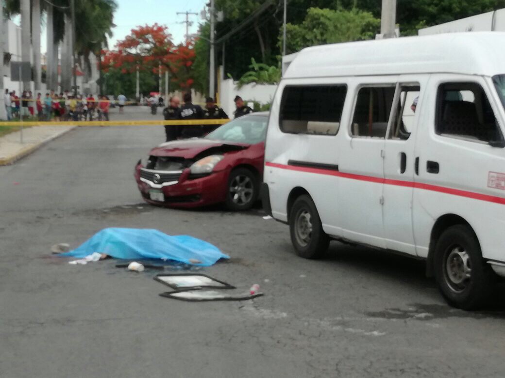 Muere pasajera de taxi colectivo al caerle encima la combi